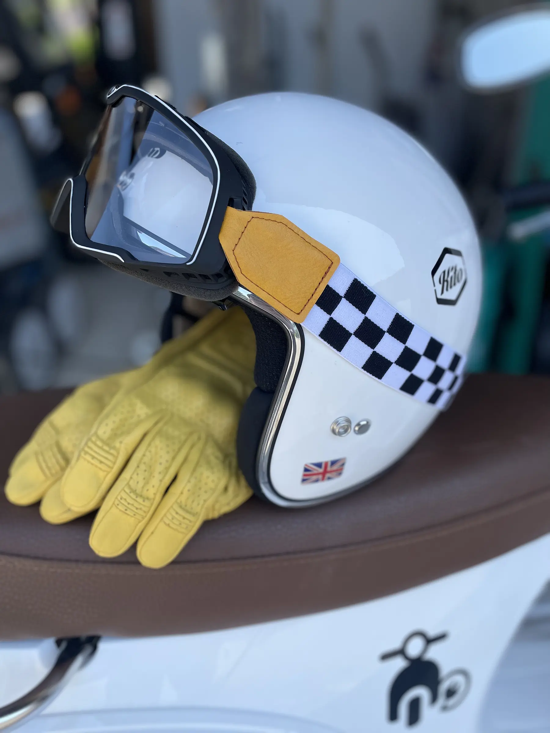 Kito Accessoirs von Helm über Handschuhe und Brillen von Protektoren bis zur smarten Roller Bekleidung wir lieben Stil und gute Materialien ruf uns gerne an wir helfen Dir sehr gerne bei der Auswahl